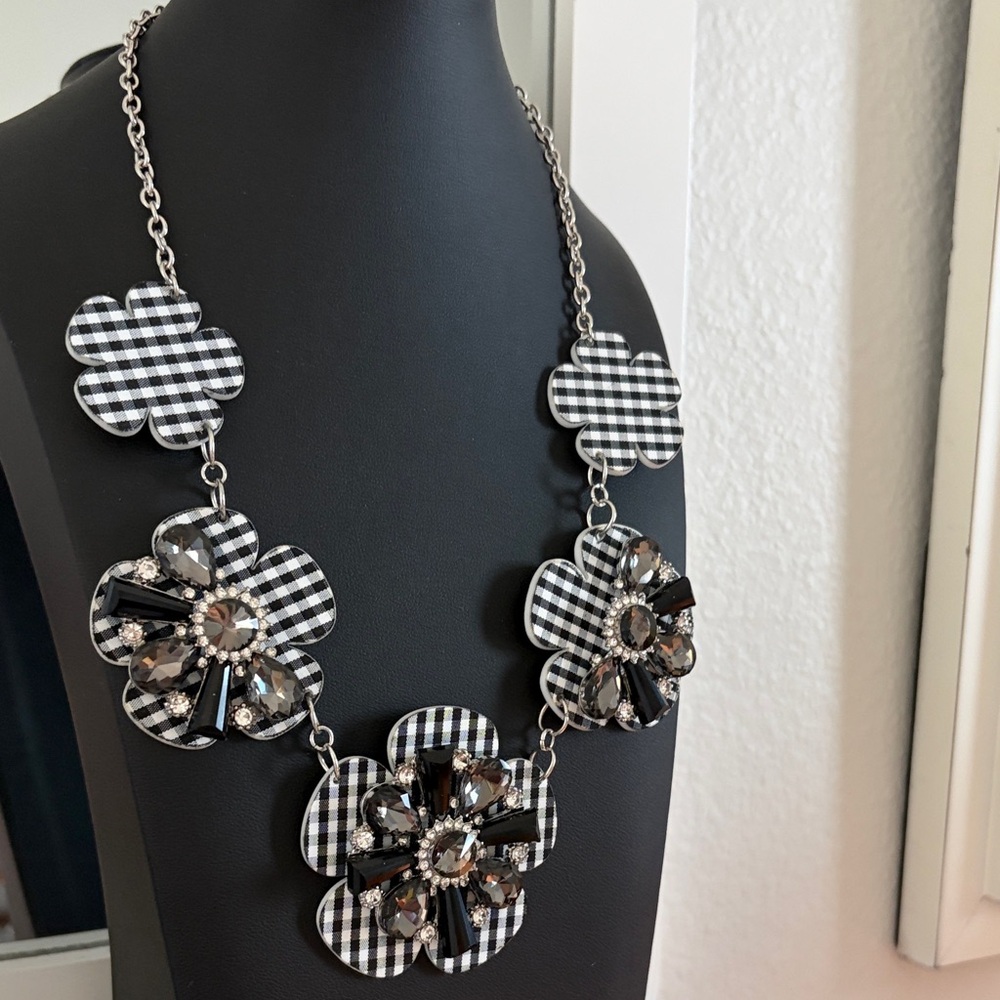 Price cut
FUN Black and White Floral /Gemstone Statement Necklace